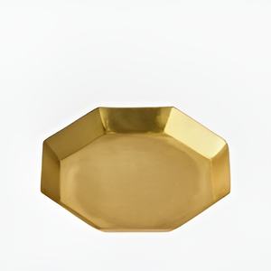 Assiettes rondes en laiton au design moderne avec finition mate, parfaites pour le service de repas élégant et la décoration de table de mariage - Product Image 5