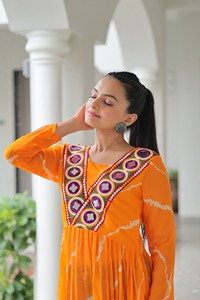 ชุดสีส้ม Navratri สำหรับผู้หญิงผู้หญิงชุดปาร์ตี้สไตล์หรูหราสวยงามคุณภาพสูงตามต้องการ - Product Image 2