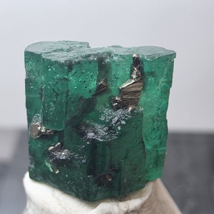 Gema Brillante, Esmeralda Natural, Cristal de 5 Quilates, Corte Hexagonal |   Espécimen de Esmeralda Verde en Bruto |   Valle de Swat, Pakistán |   Colector | - Product Image 2
