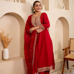 Ensemble de costume en soie mélangée brodée avec dupatta - Product Image 1