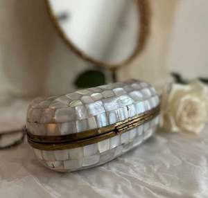 Sac à main en nacre verte avec fermoir en métal, orné de pierres, écologique, fait à la main pour femmes - Product Image 2