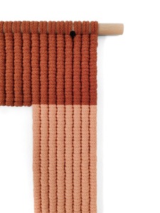 Simple suspension murale en macramé rouge longue pour la décoration moderne de la maison, affichage mural élégant et décoration de pièce élégante en provenance d'Inde - Product Image 5