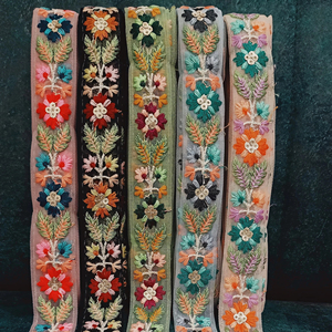 Tissu de dentelle brodée florale colorée vibrante et détaillée Motifs complexes écologiques pour chaussures haut de gamme et utilisation à la mode - Product Image 1