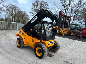 Chariot télescopique contrepoids JCB 520-40 AGRI, capacité de 2 tonnes, chariot élévateur tout-terrain, moteur diesel, 4 roues motrices, longueur de la fourche de 1200 mm, garantie de 3 ans - Product Image 4