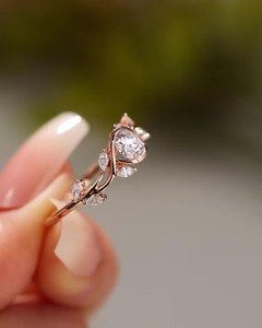 Anillo de compromiso chapado en oro de 18 quilates con diamante de corte redondo de 5mm con diseño de hoja de vid | Joyería única inspirada en la naturaleza - Product Image 1