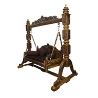 Balançoire en bois de designer de qualité supérieure avec détails sculptés et siège rembourré idéal pour la détente sur le balcon, le patio ou le jardin