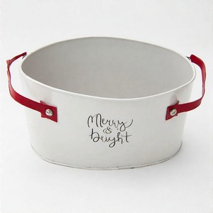 Jardinière de vacances Jinglewood Lane fabriquée en métal élégant pour une utilisation en extérieur apportant des vibrations de Noël vintage à votre entrée ou patio - Product Image 5