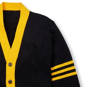 Ajouter des logos brodés personnalisés sur un cardigan à col en V noir et or Sororités fraternité chandails tricotés pour hommes et femmes - Product Image 6