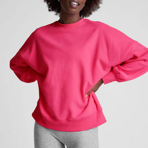 เสื้อสเวตเชิ้ตโอเวอร์ไซส์คอกลมบุผ้าฟลีซเนื้อนุ่มระบายอากาศได้ดี พิมพ์ลายฤดูหนาวสำหรับผู้หญิง ผลิตตามสั่งจากโรงงาน พร้อมปักโลโก้ด้านหน้า ผลิตจากผ้าฝ้าย 100% - Product Image 1