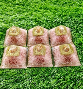 Pyramide en cristal d'orgonite en quartz rose poli pour la guérison du Vastu, la manifestation de l'amour, de la confiance, de la positivité et de la compassion - Product Image 2