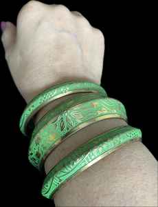 Brazalete de latón vintage con incrustaciones de malaquita verde - Product Image 2