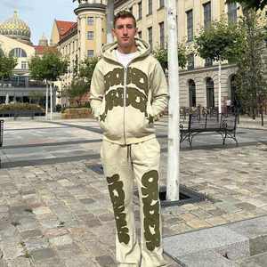 Survêtement unisexe personnalisé avec broderie appliquée, respirant, imprimé sérigraphié, style streetwear, comprenant un sweat à capuche et un pantalon de jogging - Product Image 1