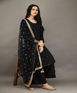 Saree à la mode Kanchipuram avec des ornements en diamants riches et des détails à volants. - Product Image 1