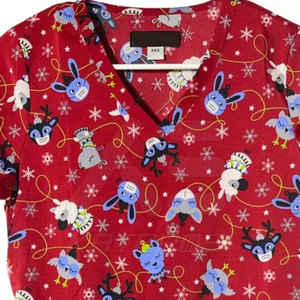 Women Red Christmas Print <b>Scrub</b> <b>Top</b> With Pockets V-Neck Short Sleeve Hospital Uniforms - Product Image 3