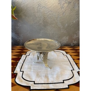 Support moderne luxueux en métal avec plumes texturées du fabricant Pièce élégante pour un dîner élégant - Product Image 5