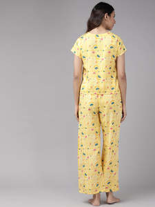 Pijama de Rayón con Estampado Floral para Mujer, Manga Corta, Cuello Redondo, Ajuste Holgado y Cómodo, Color Amarillo, Venta al Por Mayor - Product Image 4