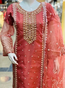 Hermoso DISEÑO DE Shalwar Kameez para mujeres paquistaníes con estilo de bordado único para bodas y fiestas al por mayor 2024 - Product Image 6