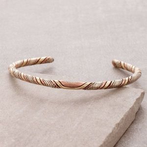 Accesorio de pulsera de cobre para distribución mundial que combina la artesanía tradicional y las tendencias de moda modernas - Product Image 4