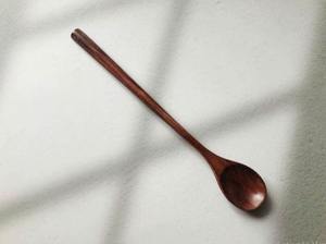 Cuillère en bois multi-usages, parfaite pour cuisiner ou remuer et servir, disponible à un prix abordable. - Product Image 5