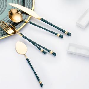 Venta al por mayor de diseño premium de oro pulido suministro indio hecho a medida de metal reutilizable juego de cubiertos - Product Image 4