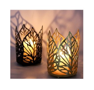 Porte-bougie en métal exquis conçu pour les célébrations festives avec des détails attrayants et un effet lumineux radieux - Product Image 3