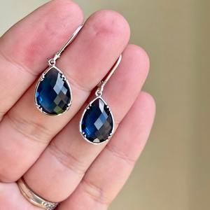 Boucles d'oreilles simples en quartz saphir bleu marine élégantes 22 mm à fermoir à levier en argent sterling 925 Pierre de naissance de septembre Poise - Product Image 2
