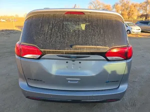 Chrysler Pacifica Hybrid Touring L 2019 - Product Image 2