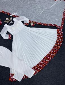 Robe de créateur de couleur Signature exquise en fausse Georgette de luxe avec doublure intérieure sans couture et embellissement en dentelle complexe - Product Image 6