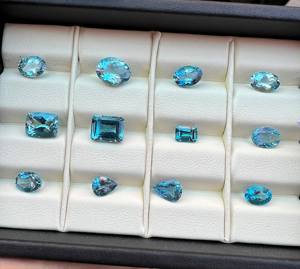 พลอยอะความารีนแท้ 100% รูปทรงคุชชั่น เจียระไนแบบเหลี่ยม  สำหรับเดือนมีนาคม  รูปทรงและขนาดหลากหลาย  ขายส่งจำนวนมาก รับผลิตแบบ OEM สำหรับทำเครื่องประดับ - Product Image 1