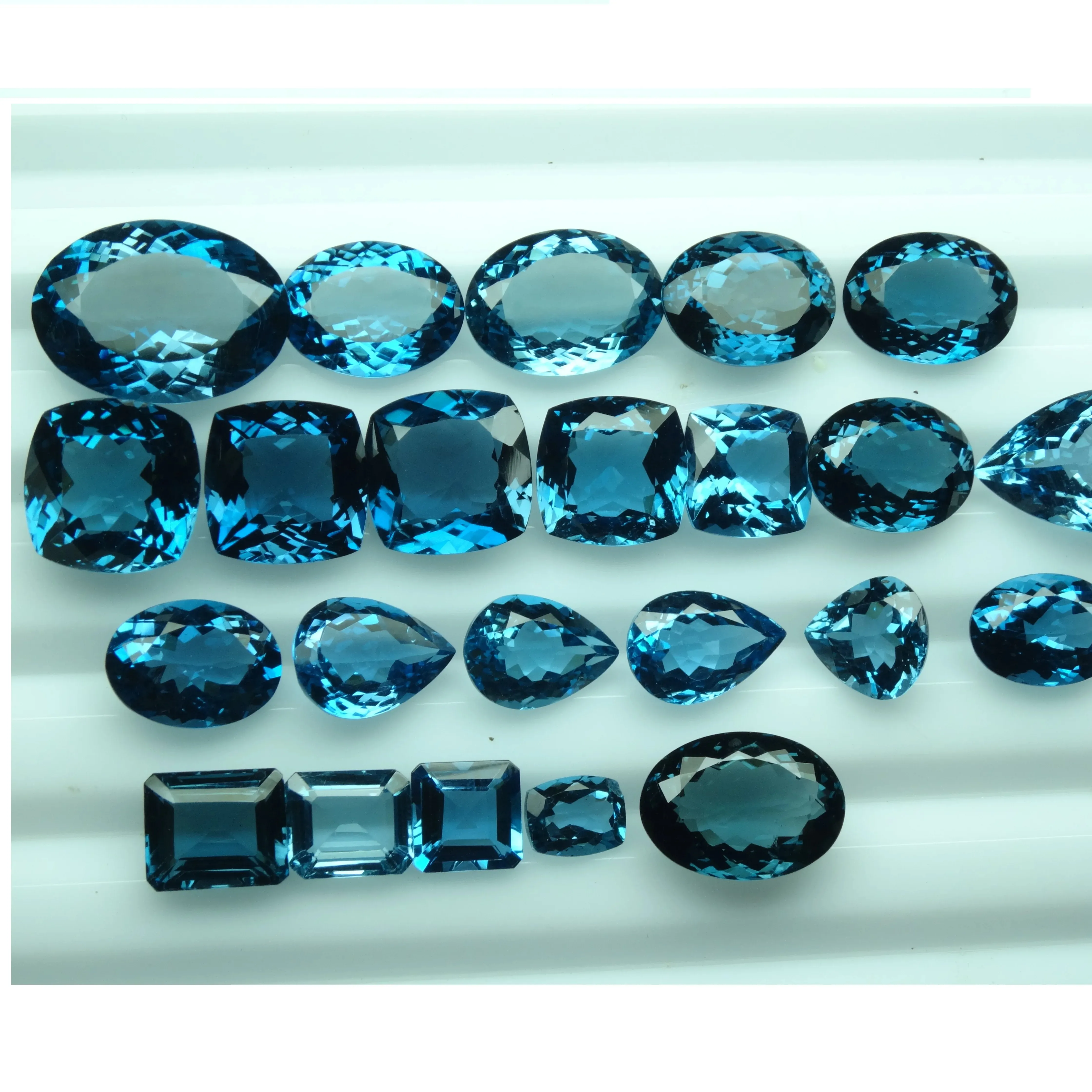 Lot de pierres précieuses Topaze bleue de Londres à facettes Topaze bleue de Londres à partir de pierres précieuses brésiliennes spéciales pour la fabrication de bijoux