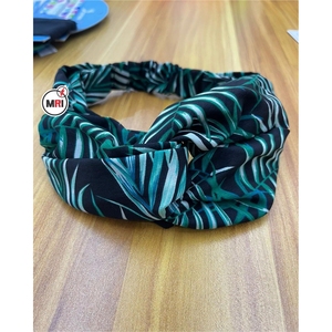 Châle en coton et polyester pour femmes élégantes Long foulard enveloppant dans un arbre de la jungle Singe Animaux Design Beach Sarong Style - Product Image 6