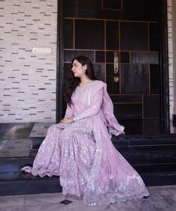 Sal con estilo con Nuestra elegante ropa de invierno para mujer, con opciones de moda para mantenerte elegante y cálido. - Product Image 3