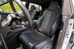 Audi RS Q8 2023, transmission intégrale, sièges en cuir, pneus R18, faible kilométrage, boîte automatique, conduite à gauche, essence, état neuf - Product Image 5