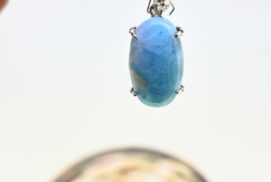 Pendentif solitaire pour femme en argent sterling 925 massif, serti à 4 griffes, avec larimar bleu naturel, taille ovale cabochon, style punk, fin - Product Image 2