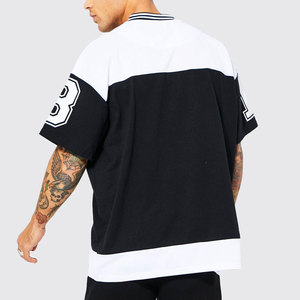 เสื้อยืดแขนสั้นคอวีสีขาวทรงโอเวอร์ไซส์สำหรับผู้ชาย พร้อมดีไซน์ลายพิมพ์สไตล์สตรีท แต่งขอบสีดำและสีเขียว - Product Image 2