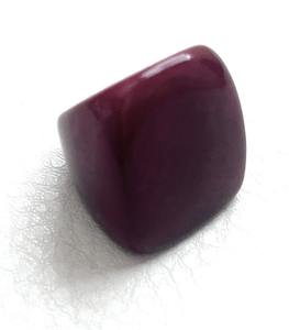 Bague en résine élégante de qualité supérieure ou bijoux tendance pour le travail, les voyages et les événements décontractés, disponible à la vente - Product Image 3