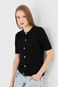 เสื้อคาร์ดิแกนแขนสั้นผู้หญิง ดีไซน์หรูหรา สวมใส่สบาย ระบายอากาศได้ดี ผ้าถักลายริบ ทรงเข้ารูป ติดกระดุม  เสื้อถักสำหรับฤดูร้อน  ทันสมัยสำหรับสุภาพสตรี - Product Image 3