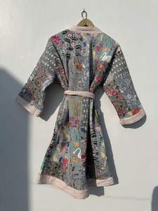 Venta al por mayor lote indio hecho a mano Patchwork algodón Kantha chaqueta para mujer bata acolchada Chaqueta larga de invierno - Product Image 2