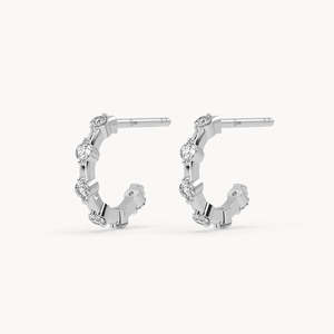 Mini boucles d'oreilles créoles Daisy en or 14 carats avec diamants de laboratoire - Product Image 1