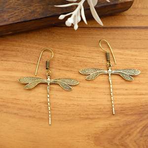 Pendientes Colgantes de Libélula Dorada Inspirados en la Naturaleza, Joyería Artesanal de Latón, Pendientes de Diseño Único, Estilo Boho Chic, Perfectos - Product Image 1