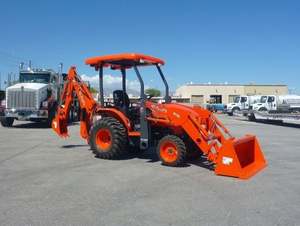 Tracteur compact Kubota B26 d'occasion en bon état, avec chargeur et pelle arrière, en stock - Product Image 5