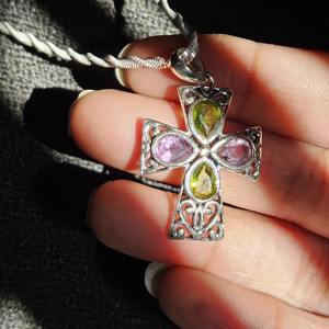 Pendentif croix léger en pierres précieuses à facettes multiples Pendentifs fins et breloques - Product Image 4