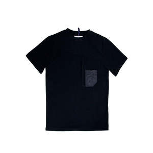 เสื้อยืดผู้ชายสีดำล้วน ผ้าไมโครฟลีซ มีกระเป๋าเสื้อ โพลีเอสเตอร์ 100% น้ำหนัก 200 กรัม ลายสกรีน - Product Image 1