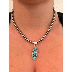 Pendentif Julia Etsitty Kingman Cluster avec turquoise Kingman et technologie d'incrustation en argent sterling - Product Image 2