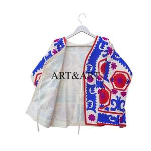 Dernière collection : Couette courte pour femme en coton 100% de haute qualité, écologique, matelassée, faite à la main, avec broderie Suzani et détails boutonnés, pour l'hiver - Product Image 4