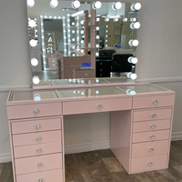 Coiffeuse moderne européenne avec miroir LED réglable, surface en verre et design à panneaux pour les commerces de détail