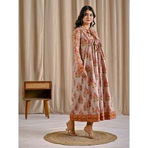 เดรสผ้าฝ้ายพิมพ์ลายสีเบจพีชทรงบาน แต่งพู่ด้านหน้า เอวทรงเอ็มไพร์ สไตล์โบโฮสุดหรู ระบายอากาศได้ดี ไซส์ XS เหมาะสำหรับใส่ไปเที่ยวคลับหรือวันหยุด - Product Image 6