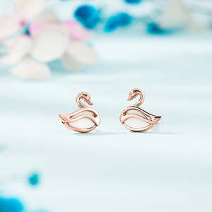 Pendientes de Perlas Regalia Swan para Mujer - Joyería de Fiesta con Diamantes Geométricos de Moda, Regalo Ideal - Product Image 1