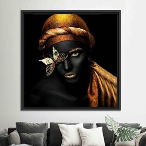 Elegante Lienzo Decorativo con Diseño de Mujer Africana y Mariposa Dorada, Lienzo con Marco Negro - Product Image 1