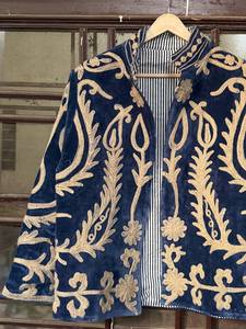 Chaqueta Azul Marino de Terciopelo con Bordado Suzani, Abrigo Bohemio con Flores Doradas, Prenda Étnica Hecha a Mano para Festivales - Product Image 5